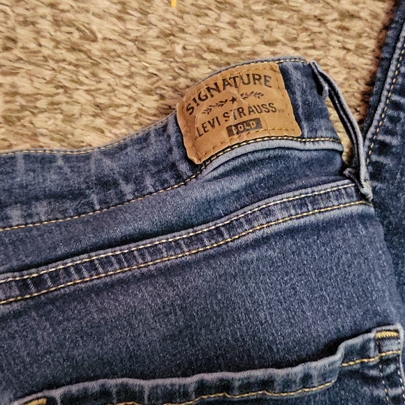 Levi's - Picture 2 of 5
